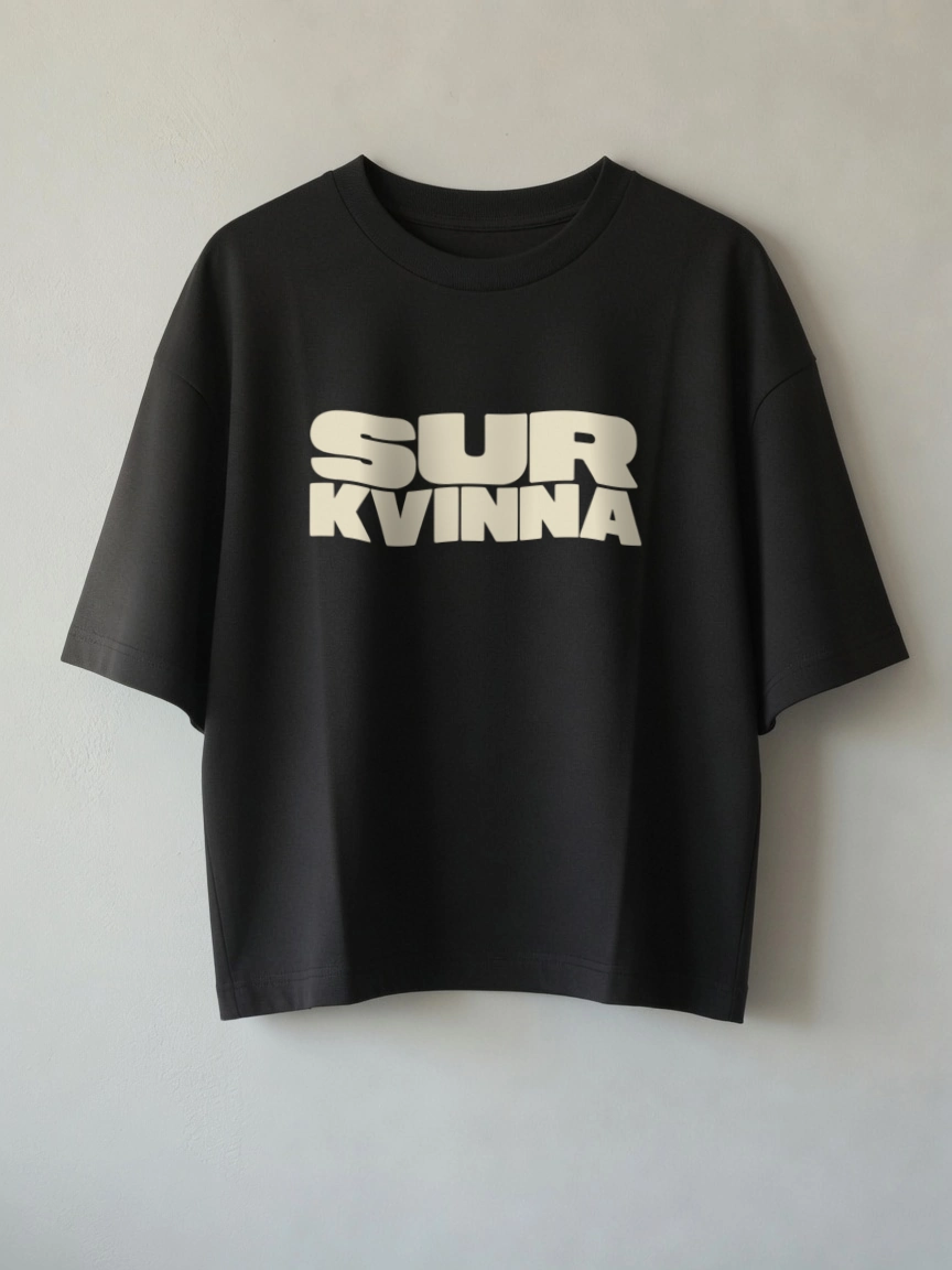 SUR KVINNA – helbild av t-shirt
