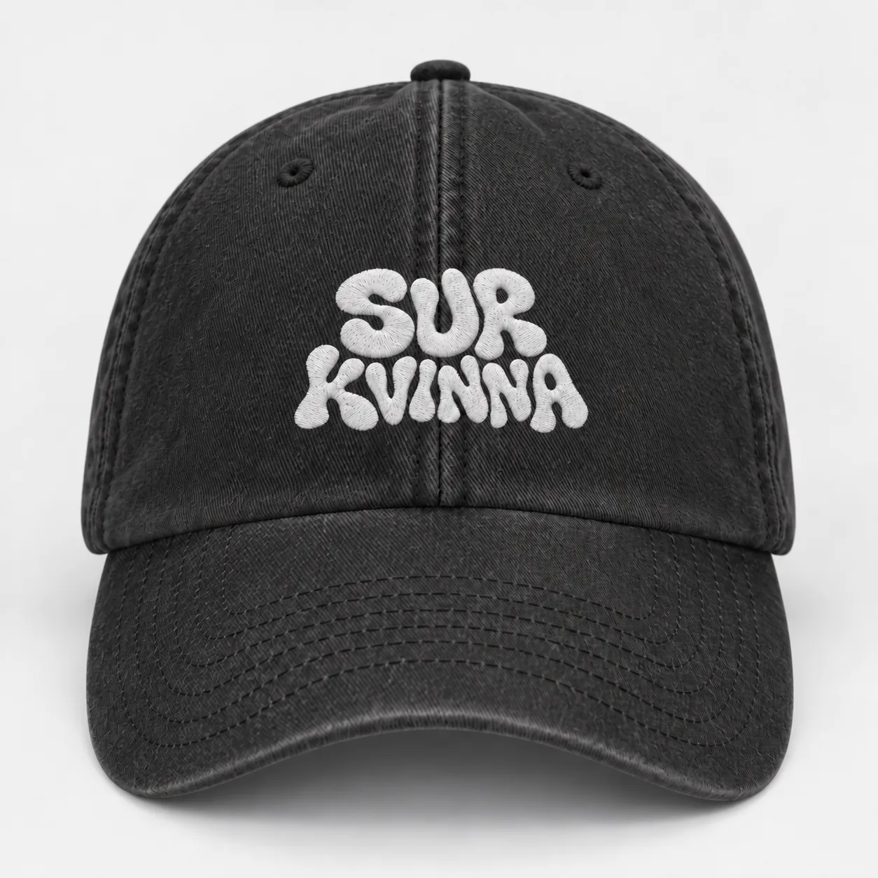 Surkvinna-keps – svart med vit brodyr